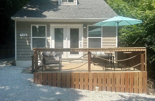 Grafton Cottage | Grafton Getaway- Charming 2-bedroom cottage with WiFi, AC in Grafton