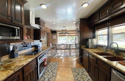 Kanab House | Grammie's Manor & Cottage, sleep 18; 2houses; gym+sauna+firepit+yard/downtown