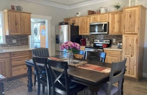 Kanab House | Grammie's Manor & Cottage, sleep 18; 2houses; gym+sauna+firepit+yard/downtown