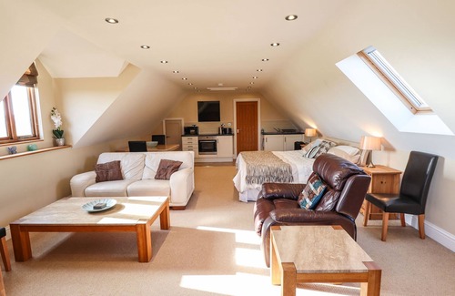 Croxton Kerrial Cottage | GRANARY LOFT, pet friendly, with a garden in Croxton Kerrial