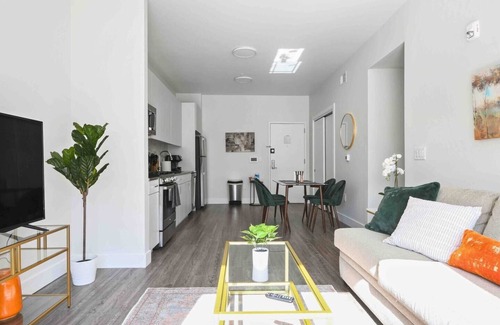 East Orange Hotel | Grand | 2BR | 2 Bath | Free Parking | 30 min NYC!