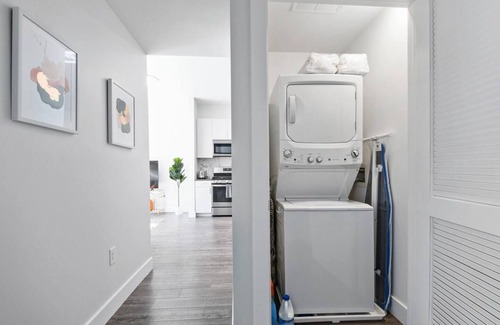 East Orange Hotel | Grand | 2BR | 2 Bath | Free Parking | 30 min NYC!