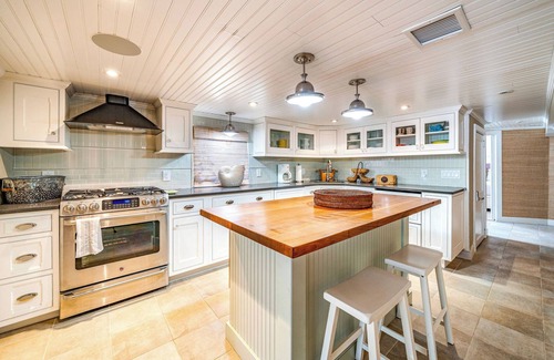 North End House | Grand 8BR/4BA Beach Block Retreat—Just steps to Ocean City Shore!