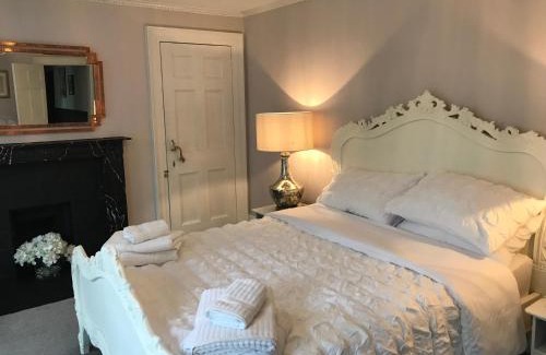 Canterbury Apartment | Grand Apartment in Historic Building with Free Parking