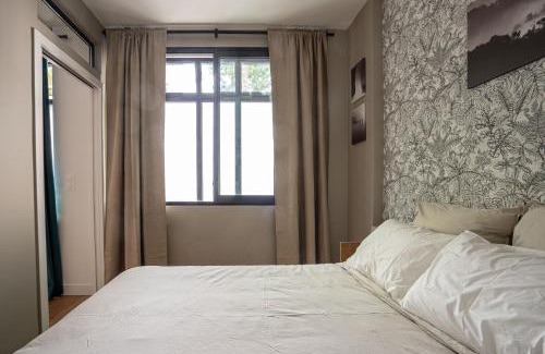 Combat Apartment | Grand appartement climatisé 2BR avec terrasse