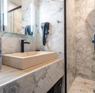 Combat Apartment | Grand appartement climatisé 2BR avec terrasse