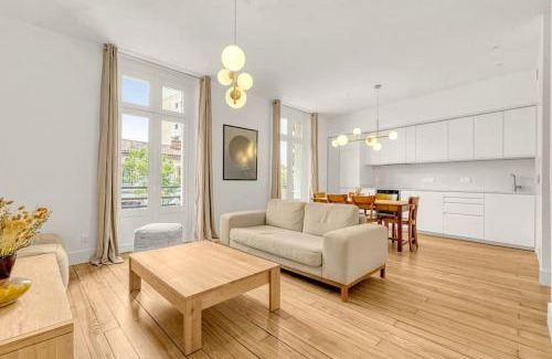 Guilhemery Apartment | Grand Appartement Lumineux - Parking Privé - Clim