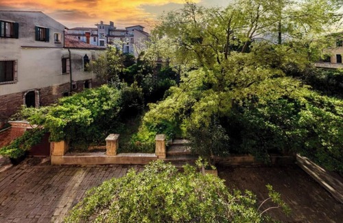 Dorsoduro Apartment | Grand Canal Elegance: Luxurious Stay at Casa Mainella – Palazzina Marioni