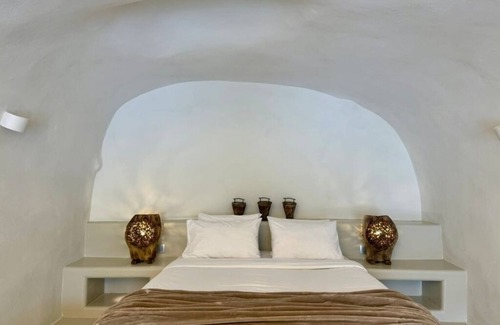 Oia Hotel | Grand Cave House with Shared Garden and Plunge Pool