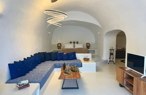 Oia Hotel | Grand Cave House with Shared Garden and Plunge Pool