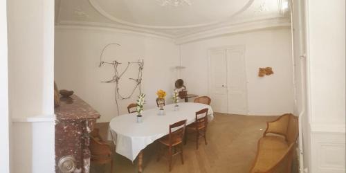 Neuilly House | Grand corps de ferme à la rue Messire Etienne 89113 Neuilly Valravillon