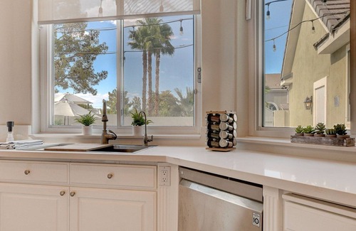 Southfork House | Grand custom home with resort-style backyard. 12 mins to the strip!