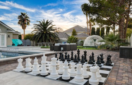 Southfork House | Grand custom home with resort-style backyard. 12 mins to the strip!