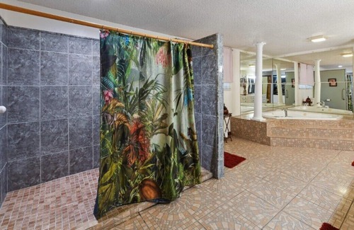 Holy Cross District House | Grand Group Retreat w/ Parking, 5 Baths & 6 TVs