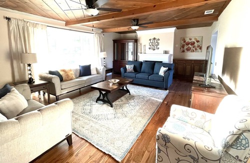 Davis House | Grand Historic Home Minutes from UC Davis