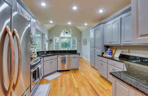 Hartwell House | Grand Lakefront Home in Hartwell w/Game Room!