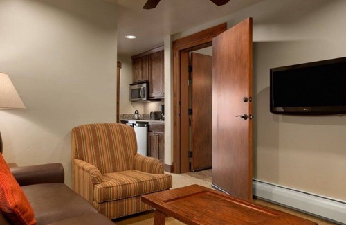 Breckenridge Resort | Grand Lodge on Peak 7, week 10 and week 11 - One-Bedroom Master Suite