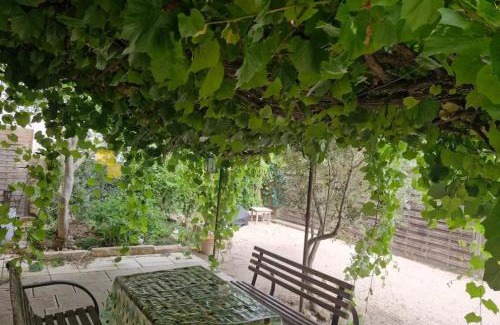 Gard Rhodanien House | Grand mas provençal 4 chambres, dortoir 7 pers, idéal familles groupes, fraîcheur d'été