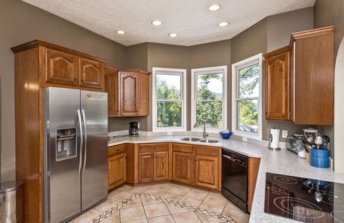 Hendersonville House | Grand Mountain Getaway near Dupont-Hendersonville, NC by Sunscape Property Management