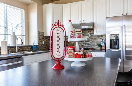 Heber House | Grand Mountain Retreat- 25 min to Ski Slopes- Sleeps 28- Views, Pickleball court