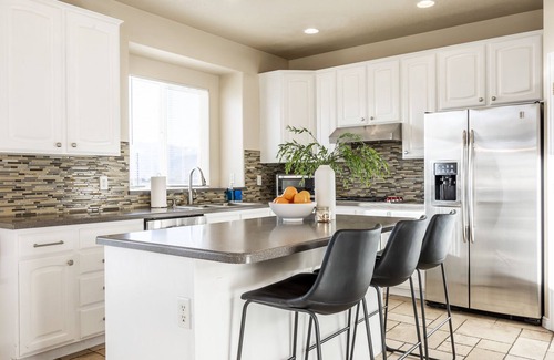 Heber House | Grand Mountain Retreat- 25 min to Ski Slopes- Sleeps 28- Views, Pickleball court