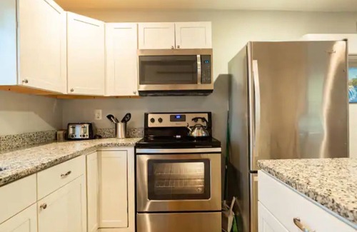 Charleston Cottage | Grand Oaks Cottage: Ideal Location!