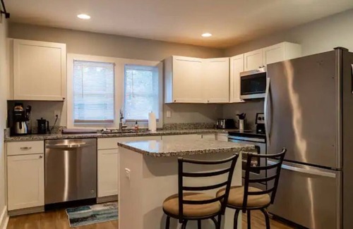Charleston Cottage | Grand Oaks Cottage: Ideal Location!