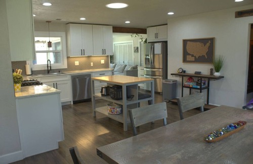 Medford House | Grand ole House w/Pool & Hottub