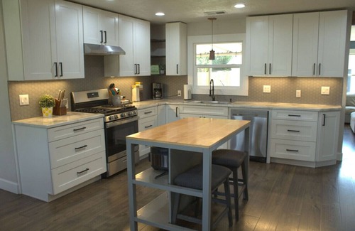 Medford House | Grand ole House w/Pool & Hottub