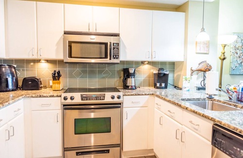 Panama City Beach Hotel | GRAND PANAMA, BEACHFRONT, Sm Pet-friendly, 2 HEATED POOLS, Openings Nov. & Dec.