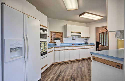 Rogers House | Grand Rogers Lake Home w/Game Room & Scenic Views