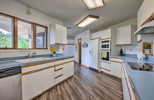 Rogers House | Grand Rogers Lake Home w/Game Room & Scenic Views
