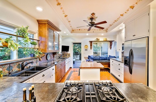 Loma Portal House | Grand Spanish Style 5BD w/Huge 360 Rooftop Deck w/Airport Views, AC, & Hot Tub!