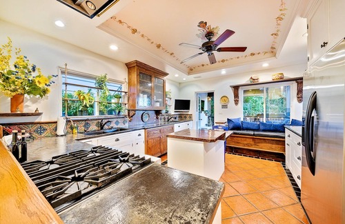 Loma Portal House | Grand Spanish Style 5BD w/Huge 360 Rooftop Deck w/Airport Views, AC, & Hot Tub!