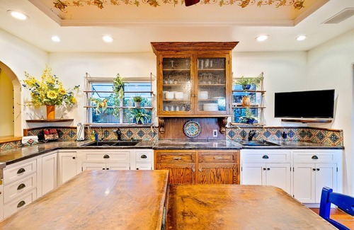 Loma Portal House | Grand Spanish Style 5BD w/Huge 360 Rooftop Deck w/Airport Views, AC, & Hot Tub!