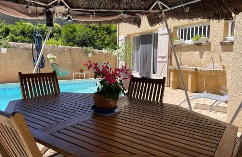 Le Puy-Sainte-Reparade Apartment | Grand studio avec piscine au coeur du village