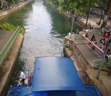Hopital Saint-Louis Apartment | Grand studio Canal St Martin Paris