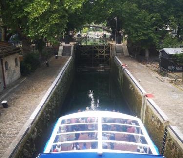 Hopital Saint-Louis Apartment | Grand studio Canal St Martin Paris