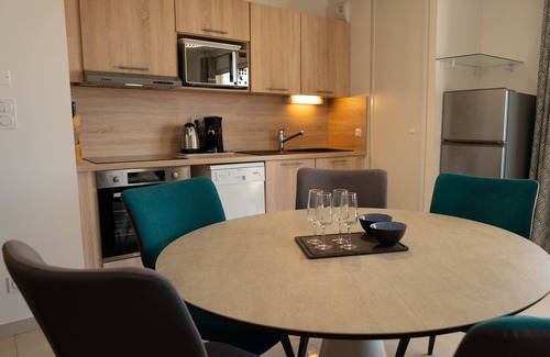 Vias Apartment | Grand T3 neuf climatisé avec WIFI à 100m de la mer