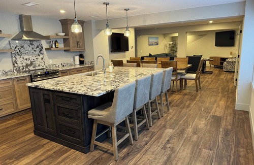 Traverse City Condo | GRAND TRAVERSE GETAWAY Downtown luxury condo 3 blocks from the beach, sleeps 16.