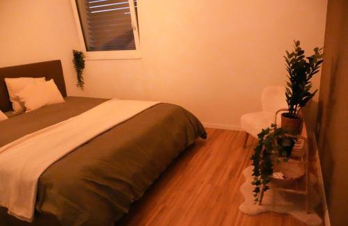 Remaufens House | Grande chambre avec salle de bain privé