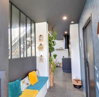 Bourg Pelousiere House | Grande chambre climatisée - Max 2 personnes - avec sanitaire complet privatif moderne proche Zénith-Atlantis