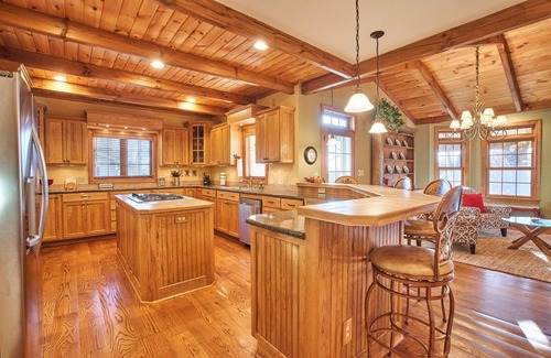 Blowing Rock House | Grandfather Knows 4BR, sleeps 10, 3.5 BA, 3 King BR`s plus bunk room sleeps 4