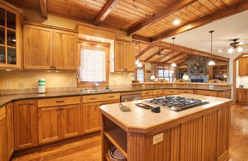Blowing Rock House | Grandfather Knows 4BR, sleeps 10, 3.5 BA, 3 King BR`s plus bunk room sleeps 4