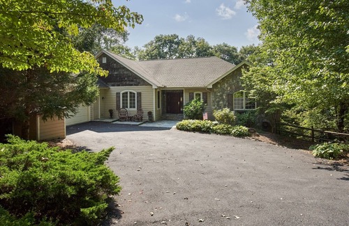Blowing Rock House | Grandfather Knows 4BR, sleeps 10, 3.5 BA, 3 King BR`s plus bunk room sleeps 4