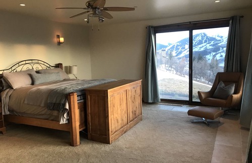 Aspen House | Grandiose home with breathtaking views of ski resorts and surrounding mountains.