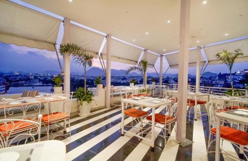 Lake Swaroop Sagar Hotel | Grandrosse Boutique - Pichola Lake Facing Hotel