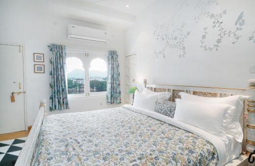 Lake Swaroop Sagar Hotel | Grandrosse Boutique - Pichola Lake Facing Hotel