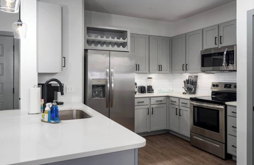 Crestline Heights Apartment | Grandview Apartment: Shops, Restaurants Nearby!