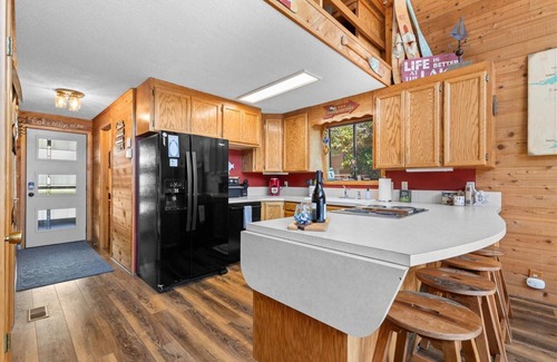 Bayview House | Grandview Lakeside Escape - Stunning Lake & Mountain Views, Private Dock & Deck, BBQ, Near Bayview!